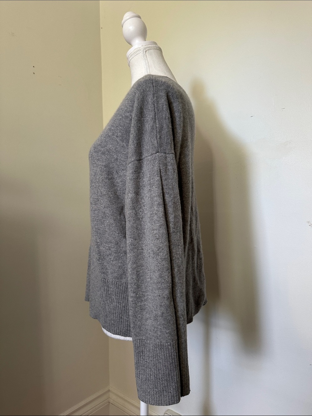 CLUB MONACO Grey 100% Cashmere Boat Neck Lightweight Quiet Luxury Sweater Small - Picture 2 of 6